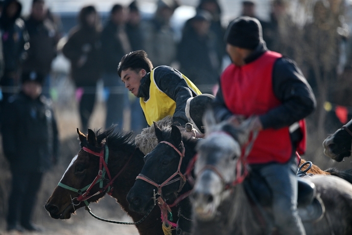 2025年12月25日，新疆巴州焉耆回族自治县包尔海乡举办喜迎2026年元旦农牧民刁羊比赛。来自新疆巴州焉耆回族自治县、和静县的6支刁羊队参加了“迎元旦刁羊比赛”，角逐场面精彩激烈。目前，新疆巴州各县市几乎每个乡镇都有刁羊队，成为活跃当地农牧民文化体育生活的重要骨干。来源：确·胡热/IC photo
