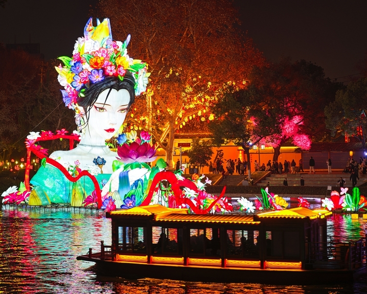 2025年12月27日，游客在南京白鹭洲公园观赏花灯。元旦将至，南京白鹭洲公园精品灯彩艺术展区花灯璀璨，吸引许多市民和游客前来赏灯游玩，喜迎新年。
