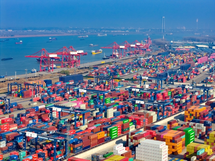 2025年12月28日，据交通运输部消息，1至11月，我国完成港口货物吞吐量167.5亿吨，同比增长4.4%，其中内、外贸吞吐量同比分别增长4.5%和4.1%。完成集装箱吞吐量3.2亿标箱，同比增长6.6%。来源：杨素平/IC photo