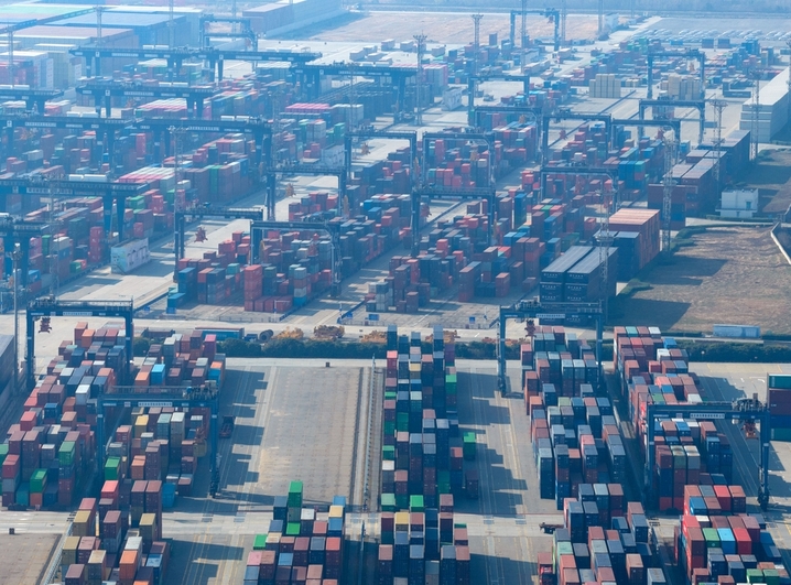 这是2025年12月28日拍摄的江苏省港口集团南京港龙潭集装箱码头的生产场景。