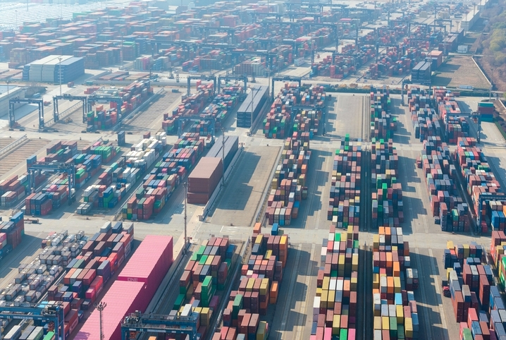 这是2025年12月28日拍摄的江苏省港口集团南京港龙潭集装箱码头的生产场景。