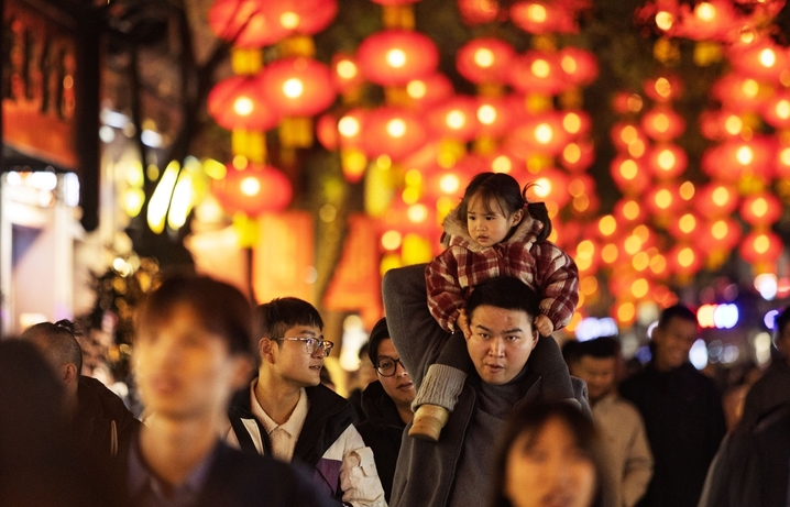 2025年12月30日，江苏南京，人们在夫子庙景区红灯笼下夜游。新年临近，南京夫子庙景区被大红灯笼装扮一下，红红火火迎新年。