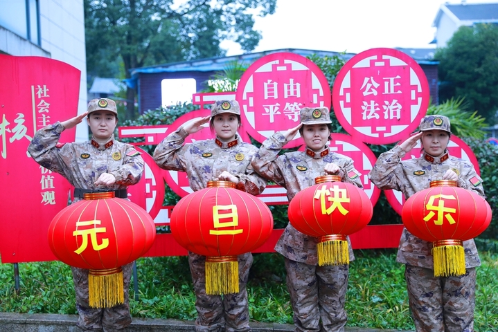 2025年12月22日，重庆市沙坪坝区歌乐山街道民兵在挂灯笼 ，排练元旦节目，迎接元旦的到来。