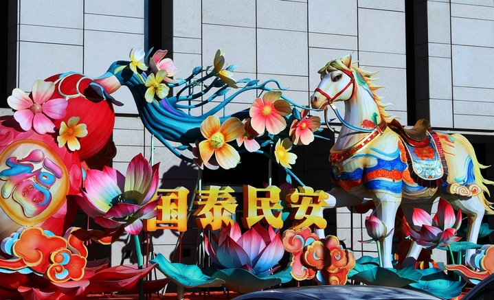 2025年12月23日，北京，观众在北京朝阳区中国非物质文化遗产馆观赏“天马献瑞”彩灯。随着农历马年的脚步临近，北京街头巷尾的节日氛围逐渐升温，吸引众多游客游玩观赏。