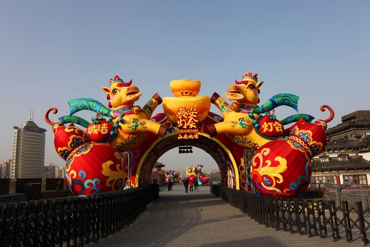 2025年12月24日，西安城墙，永宁门广场《双龙贺岁》巨型彩灯已上岗，准备迎接八方来客。城墙上众多马彩灯已就位，现万马奔腾盛景。2026西安城墙长安灯会将于元旦启幕，持续至3月22日。本次灯会的展示区域覆盖西安城墙多个重要门点，其中核心区域为：含光门、勿幕门、永宁门、文昌门、和平门、建国门，这些区域将集中呈现重磅灯组与核心活动。