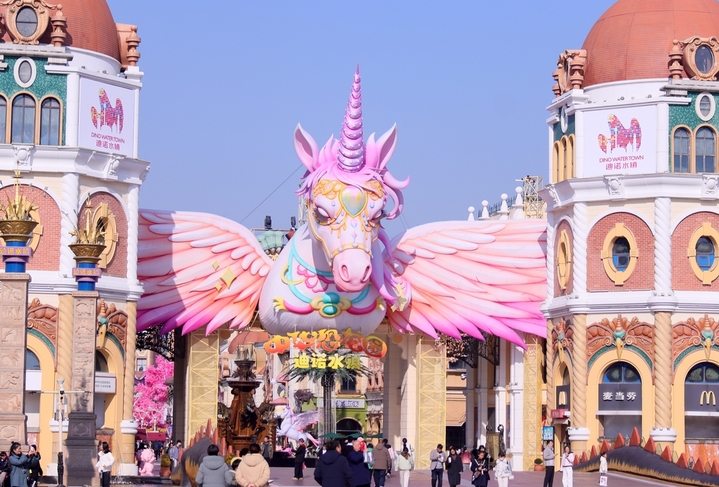 2025年12月28日，江苏常州，游客在新年灯会场地参观打卡。