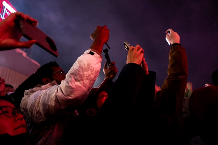 2025年12月31日，上海宝山吴淞口空中剧场举行烟花秀 喜迎新年。
