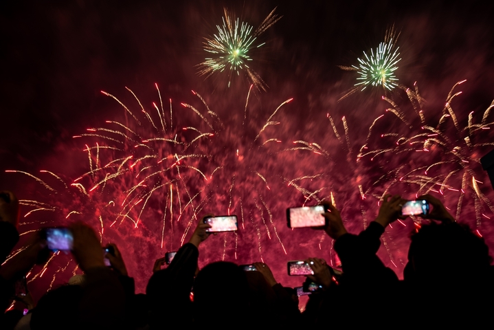 2025年12月31日，上海宝山吴淞口空中剧场举行烟花秀 喜迎新年。
