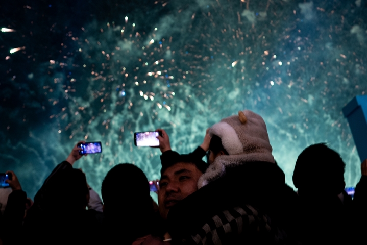 2025年12月31日，上海宝山吴淞口空中剧场举行烟花秀 喜迎新年。
