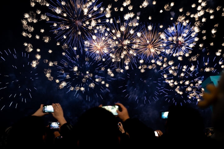 2025年12月31日，上海宝山吴淞口空中剧场举行烟花秀 喜迎新年。
