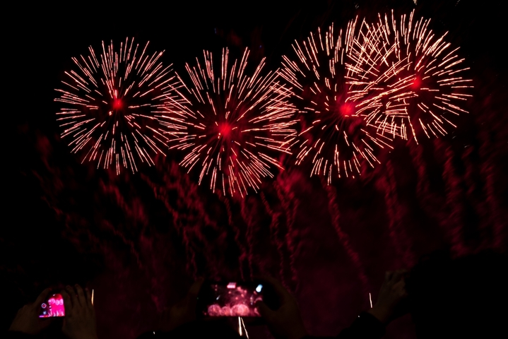 2025年12月31日，上海宝山吴淞口空中剧场举行烟花秀 喜迎新年。
