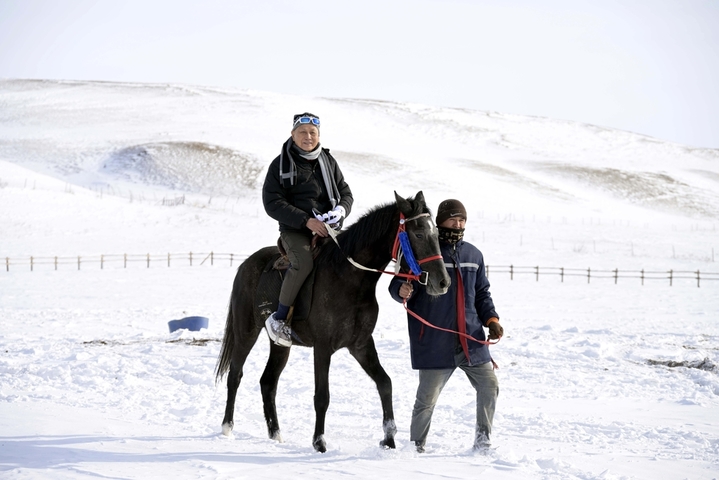 2025年12月12日，新疆伊犁哈萨克自治州昭苏上演“天马踏雪”壮观景象。在冰天雪地之中，马匹在雪原上扬鬃奋蹄、腾起雪雾，场面极具震撼力，它已成冰雪旅游招牌，游人可以在专业人员指导下参与骑马项目。