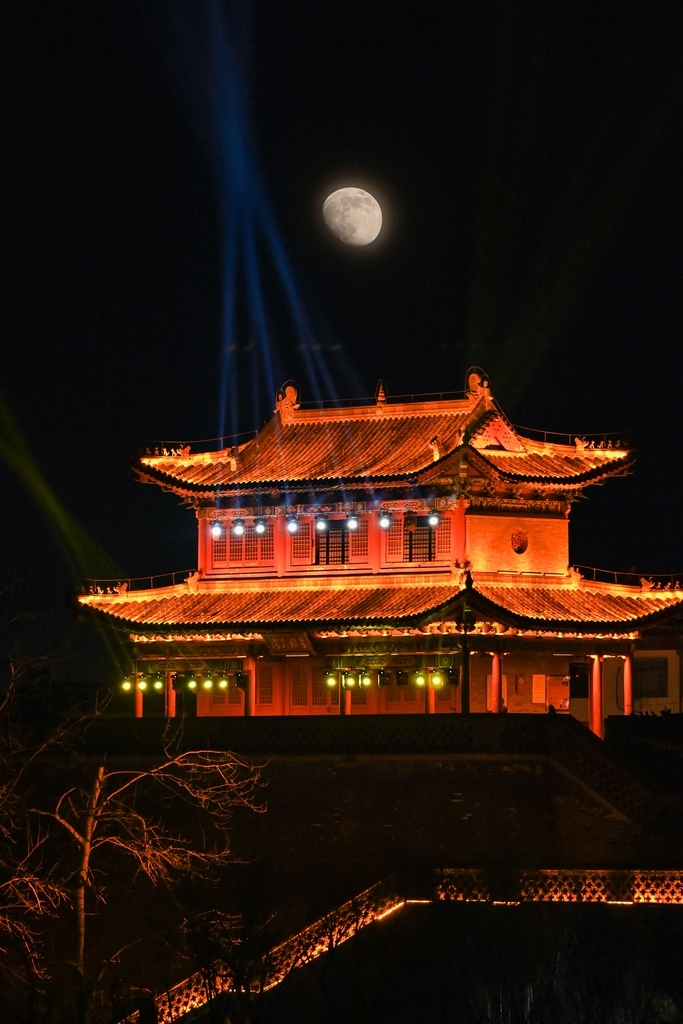 2025年12月31日，2025年度最大的盈凸月现身天宇。盈凸月是指月球从新月向满月演化过程中形成的月相形态，其明亮部分超过半面但未达圆满状态。该月相通常出现在农历十二、十三日，月面绝大部分呈明亮状且亮面朝西，在月相周期中处于上弦月与满月之间的过渡阶段。来源：IC photo
