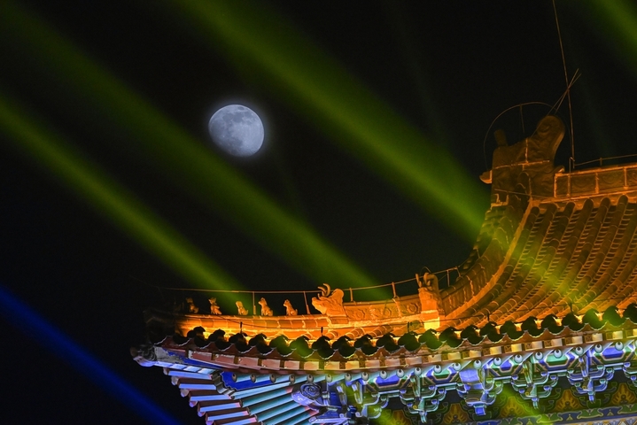 2025年12月31日，2025年度最大的盈凸月现身天宇。盈凸月是指月球从新月向满月演化过程中形成的月相形态，其明亮部分超过半面但未达圆满状态。该月相通常出现在农历十二、十三日，月面绝大部分呈明亮状且亮面朝西，在月相周期中处于上弦月与满月之间的过渡阶段。
