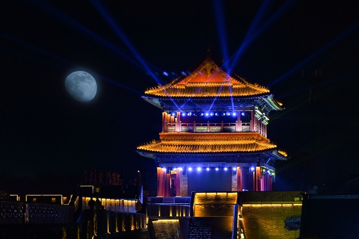 2025年12月31日，2025年度最大的盈凸月现身天宇。盈凸月是指月球从新月向满月演化过程中形成的月相形态，其明亮部分超过半面但未达圆满状态。该月相通常出现在农历十二、十三日，月面绝大部分呈明亮状且亮面朝西，在月相周期中处于上弦月与满月之间的过渡阶段。
