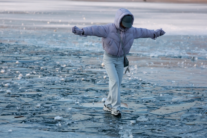 2026年1月4日，沈阳市民在浑河沈阳段的冰河上游玩、拍照，享受冬日时光。 