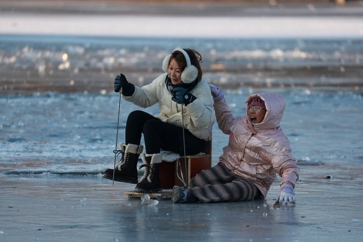2026年1月4日，沈阳市民在浑河沈阳段的冰河上游玩、拍照，享受冬日时光。 于海洋(辽宁分社)/中新社/cnsphoto/IC photo