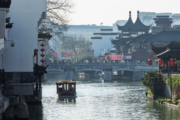 2026年1月2日，南京市，人们在夫子庙景区赏景游览。2026年元旦假期，全国文化和旅游市场总体平稳有序，消费活力持续释放。文化和旅游部4日公布：假期3天，全国国内出游1.42亿人次，国内出游总花费847.89亿元。