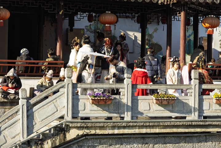 2026年1月2日，南京市，人们在夫子庙景区赏景游览。2026年元旦假期，全国文化和旅游市场总体平稳有序，消费活力持续释放。文化和旅游部4日公布：假期3天，全国国内出游1.42亿人次，国内出游总花费847.89亿元。