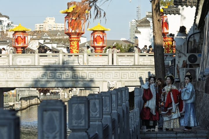 2026年1月2日，南京市，人们在夫子庙景区赏景游览。2026年元旦假期，全国文化和旅游市场总体平稳有序，消费活力持续释放。文化和旅游部4日公布：假期3天，全国国内出游1.42亿人次，国内出游总花费847.89亿元。