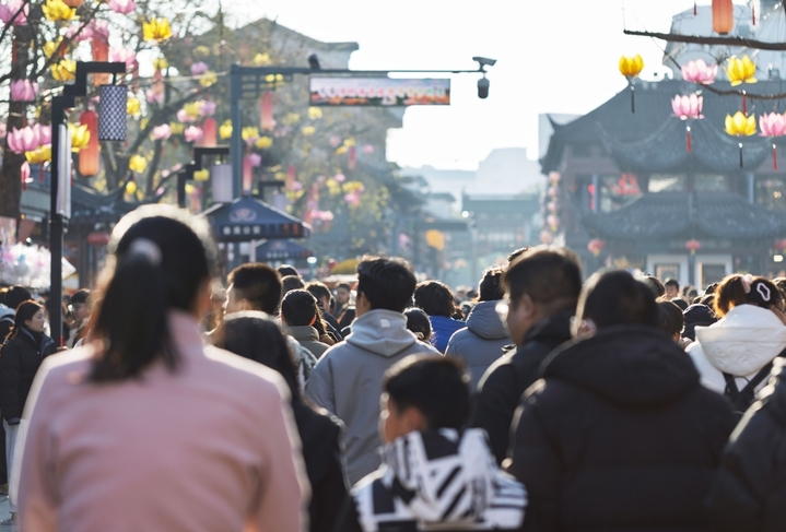 2026年1月2日，南京市，人们在夫子庙景区赏景游览。2026年元旦假期，全国文化和旅游市场总体平稳有序，消费活力持续释放。文化和旅游部4日公布：假期3天，全国国内出游1.42亿人次，国内出游总花费847.89亿元。