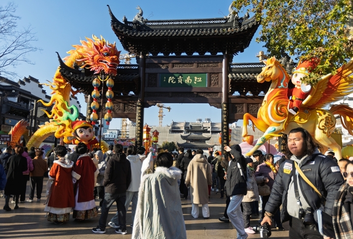 2026年1月2日，南京市，人们在夫子庙景区赏景游览。2026年元旦假期，全国文化和旅游市场总体平稳有序，消费活力持续释放。文化和旅游部4日公布：假期3天，全国国内出游1.42亿人次，国内出游总花费847.89亿元。