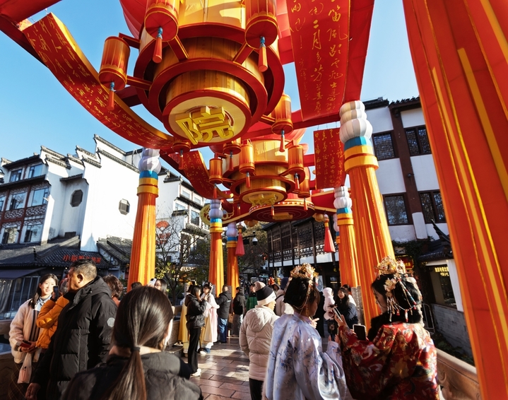 2026年1月2日，南京市，人们在夫子庙景区赏景游览。2026年元旦假期，全国文化和旅游市场总体平稳有序，消费活力持续释放。文化和旅游部4日公布：假期3天，全国国内出游1.42亿人次，国内出游总花费847.89亿元。IC photo