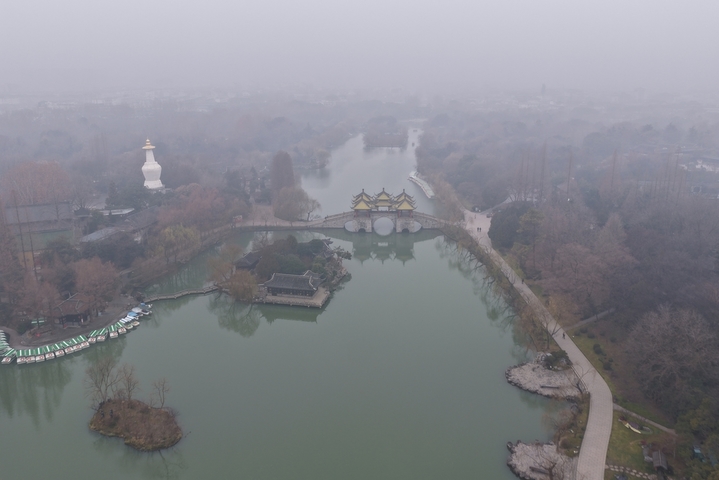 2026年1月6日，江苏省扬州市，出现大雾天气，瘦西湖风景区内的雾气、林木、湖水呈现出一幅美丽的冬日画卷。