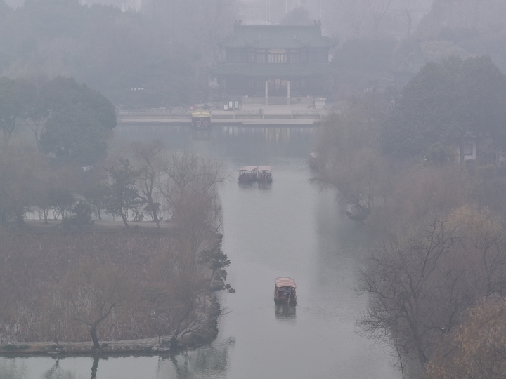2026年1月6日，江苏省扬州市，出现大雾天气，瘦西湖风景区内的雾气、林木、湖水呈现出一幅美丽的冬日画卷。