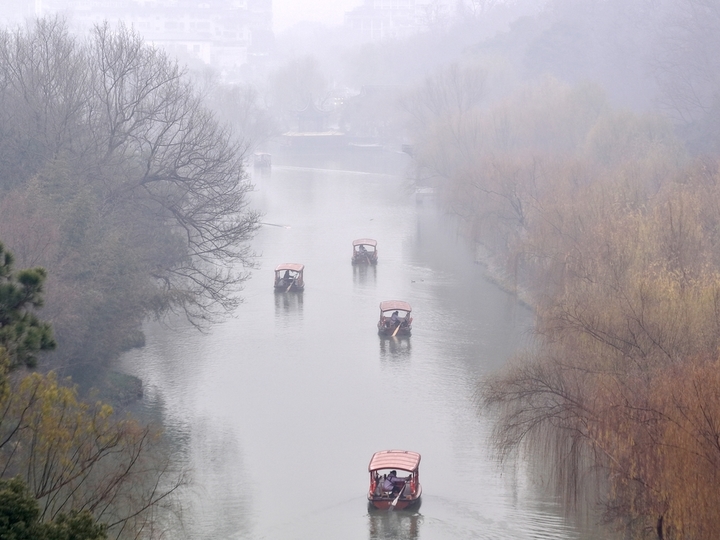 2026年1月6日，江苏省扬州市，出现大雾天气，瘦西湖风景区内的雾气、林木、湖水呈现出一幅美丽的冬日画卷。