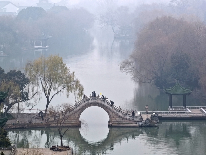 2026年1月6日，江苏省扬州市，出现大雾天气，瘦西湖风景区内的雾气、林木、湖水呈现出一幅美丽的冬日画卷。
