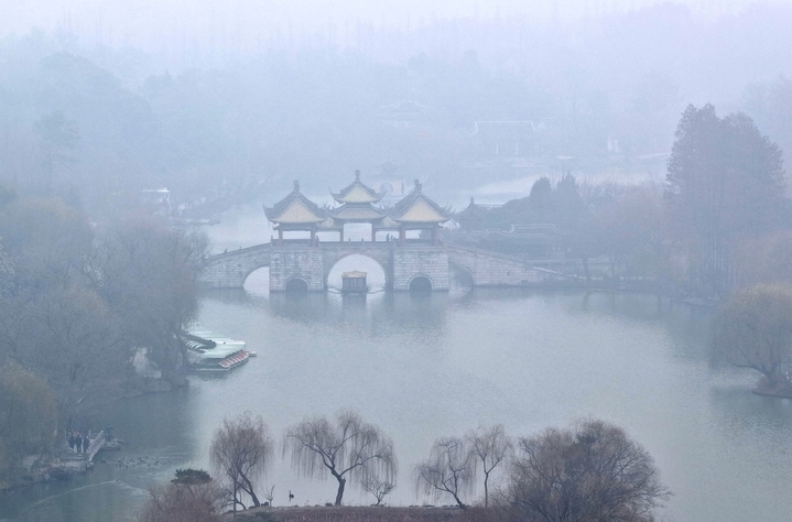 2026年1月6日，江苏省扬州市，出现大雾天气，瘦西湖风景区内的雾气、林木、湖水呈现出一幅美丽的冬日画卷。孟德龙/IC photo
