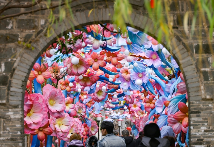 2026年1月6日，江苏南京，城南老街上布置彩灯，营造喜庆氛围，迎接丙午马年的到来。