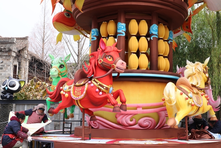 2026年1月6日，江苏南京，城南老街上布置彩灯，营造喜庆氛围，迎接丙午马年的到来。