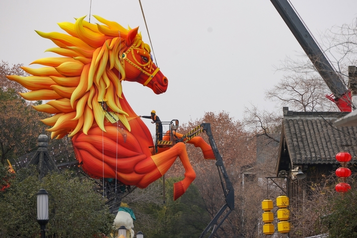 2026年1月6日，江苏南京，城南老街上布置彩灯，营造喜庆氛围，迎接丙午马年的到来。泱波(江苏分社)/中新社/cnsphoto/IC photo
