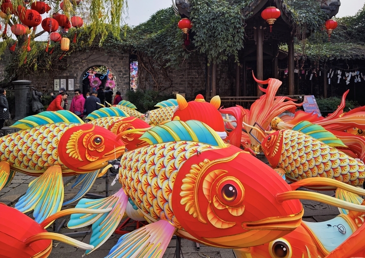 2026年1月6日，江苏南京，城南老街上布置彩灯，营造喜庆氛围，迎接丙午马年的到来。