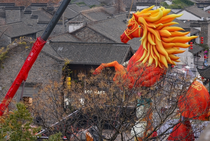 2026年1月6日，江苏南京，城南老街上布置彩灯，营造喜庆氛围，迎接丙午马年的到来。