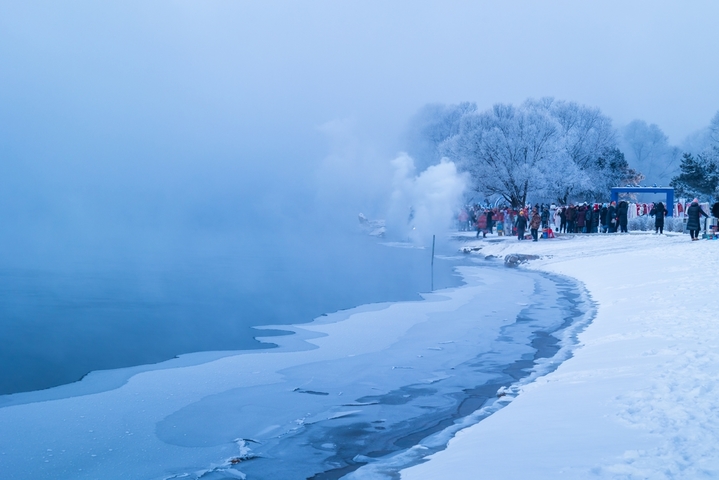 2026年1月8日，雪后的吉林市松花江畔阿什哈达一带，今晨生成了壮观唯美的雾凇，震撼眼球。来源：郝/IC photo

