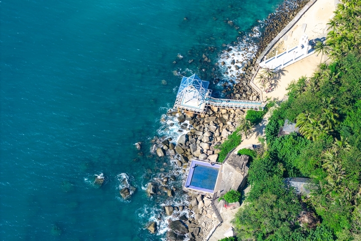 2025年12月17日，海南省陵水黎族自治县，航拍俯瞰海南陵水分界洲岛风景，礁石、浪花、悬崖木屋，海岛风景秀美。分界洲岛是国家5A级旅游景区。大疆御4PRO无人机高清航拍。
