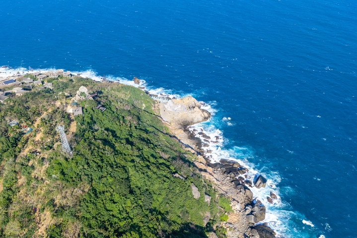 2025年12月17日，海南省陵水黎族自治县，航拍俯瞰海南陵水分界洲岛风景，礁石、浪花、悬崖木屋，海岛风景秀美。分界洲岛是国家5A级旅游景区。大疆御4PRO无人机高清航拍。
