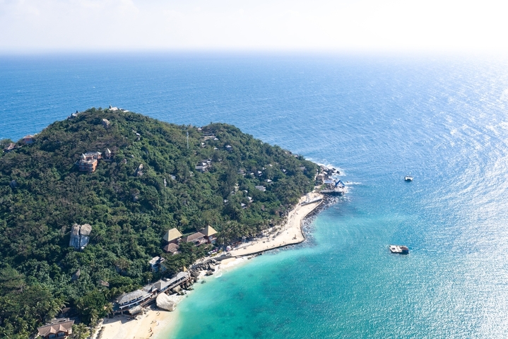 2025年12月17日，海南省陵水黎族自治县，航拍俯瞰海南陵水分界洲岛风景，礁石、浪花、悬崖木屋，海岛风景秀美。分界洲岛是国家5A级旅游景区。大疆御4PRO无人机高清航拍。来源：宋宇/IC photo

