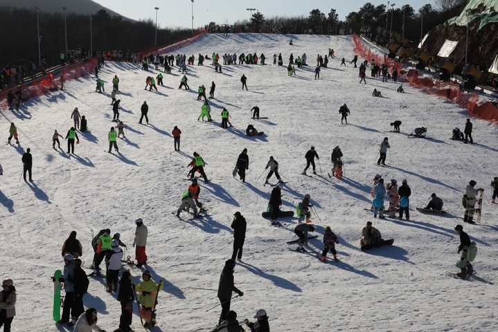 2026年1月11日，江苏镇江句容宝华山滑雪场是宁镇扬地区冬季的热门选择，迅速成为一处热门打卡地。滑雪场上游客如潮，游客们在冰雪场上放飞心情，领略着冬日里独有的动人风情，体验滑雪乐趣。
