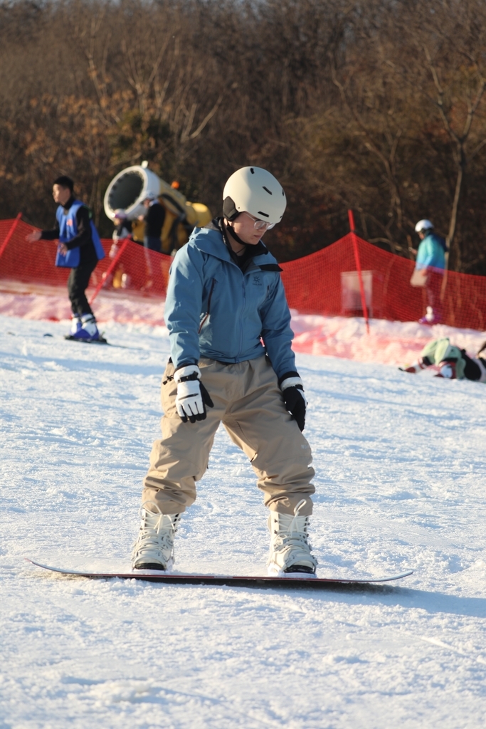 2026年1月11日，江苏镇江句容宝华山滑雪场是宁镇扬地区冬季的热门选择，迅速成为一处热门打卡地。滑雪场上游客如潮，游客们在冰雪场上放飞心情，领略着冬日里独有的动人风情，体验滑雪乐趣。
