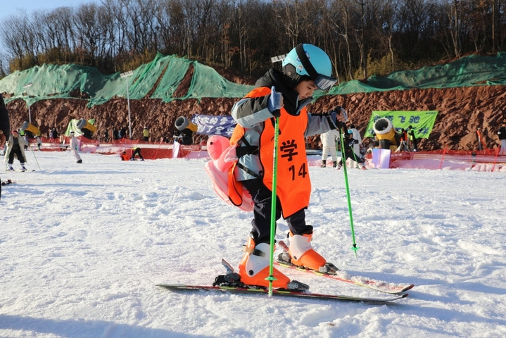 2026年1月11日，江苏镇江句容宝华山滑雪场是宁镇扬地区冬季的热门选择，迅速成为一处热门打卡地。滑雪场上游客如潮，游客们在冰雪场上放飞心情，领略着冬日里独有的动人风情，体验滑雪乐趣。
