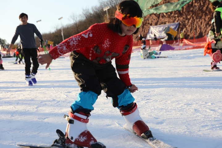 2026年1月11日，江苏镇江句容宝华山滑雪场是宁镇扬地区冬季的热门选择，迅速成为一处热门打卡地。滑雪场上游客如潮，游客们在冰雪场上放飞心情，领略着冬日里独有的动人风情，体验滑雪乐趣。
