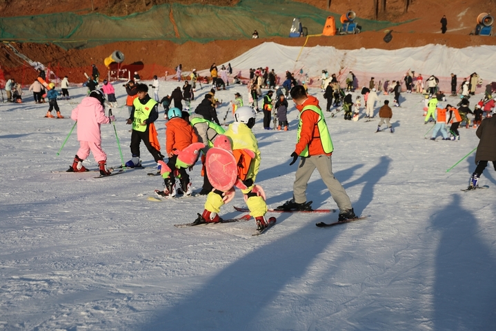2026年1月11日，江苏镇江句容宝华山滑雪场是宁镇扬地区冬季的热门选择，迅速成为一处热门打卡地。滑雪场上游客如潮，游客们在冰雪场上放飞心情，领略着冬日里独有的动人风情，体验滑雪乐趣。来源：IC photo

