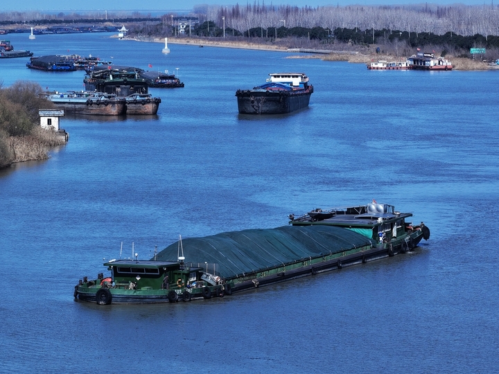 2026年1月11日，船舶行驶在京杭大运河江苏扬州段。