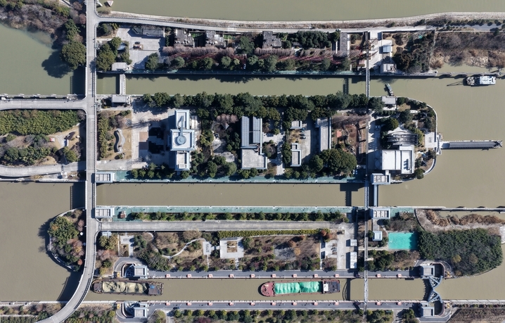 2026年1月11日，船舶行驶在京杭大运河江苏扬州段。