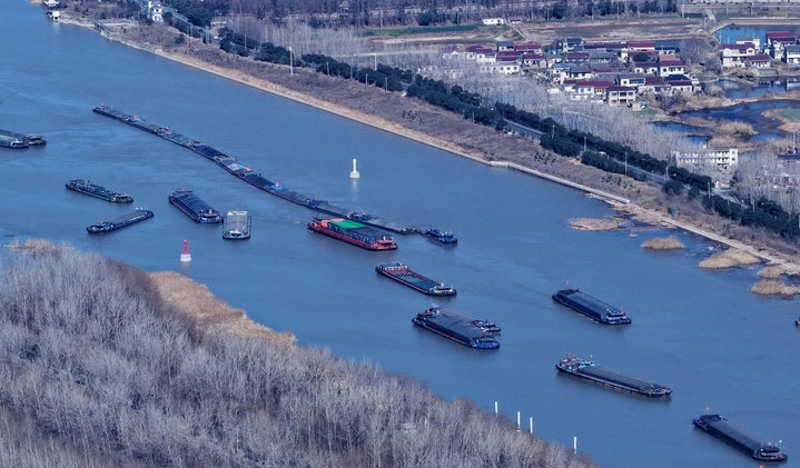 2026年1月11日，船舶行驶在京杭大运河江苏扬州段。