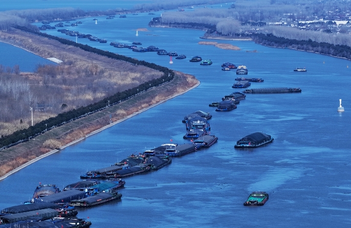 2026年1月11日，进入冬季，煤炭等物资需求量增加，京杭大运河江苏扬州段上船只往来如梭。一艘艘装载着煤炭、建材等货物的船舶在航道上有序航行，运河上一派繁忙景象。来源：孟德龙/IC photo
